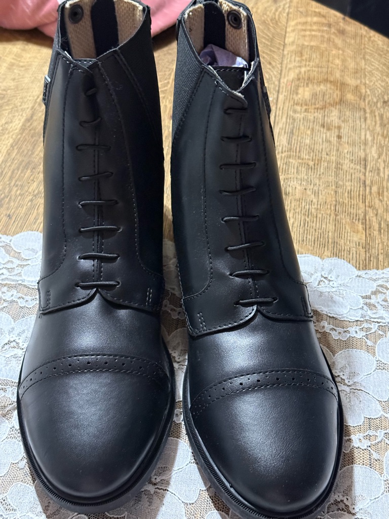 Men's Black Leather Chukka Boots With Cap Toe
